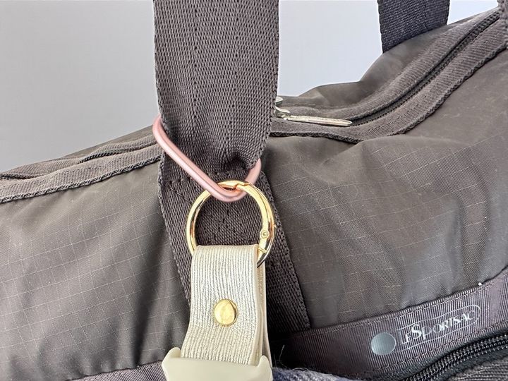 カバンの持ち手が太いときはカラビナの2個使いで対応