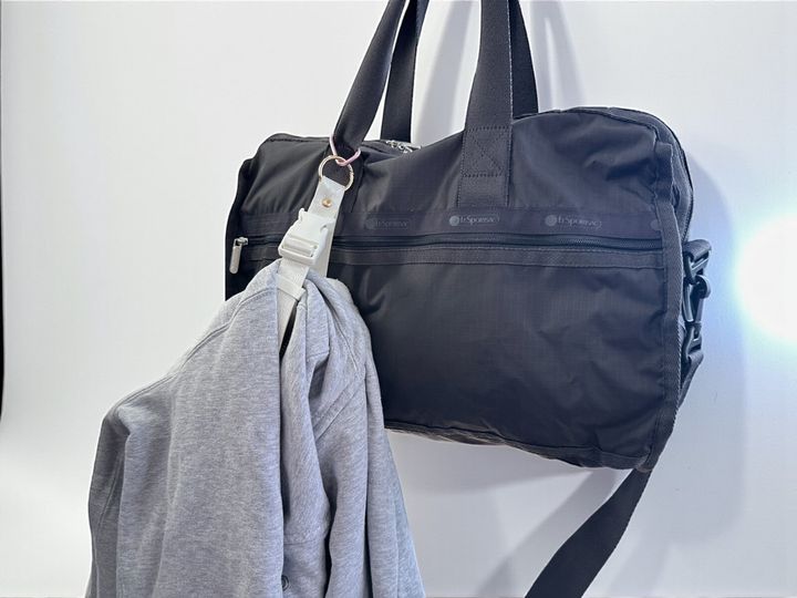 3COINS（スリーコインズ）のジャケットホルダーがSNSで話題です。カバンにジャケットを取り付けて手ぶらになれる便利さ。ジャケット以外にも使えるさまざまな用途も、あわせてご紹介します。