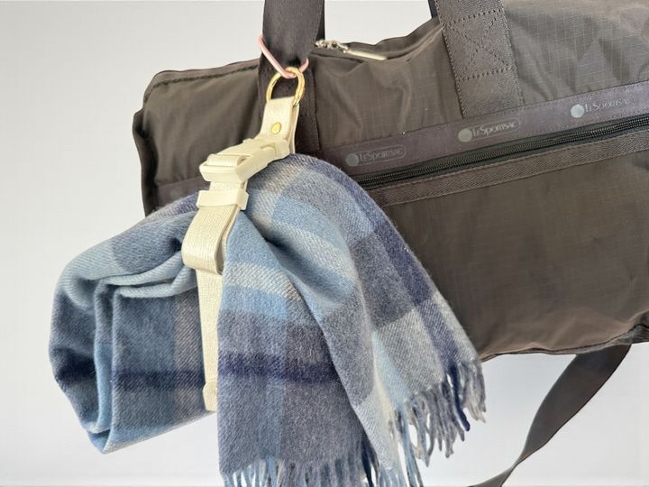 ベルトを調整することでマフラーも持ち歩ける