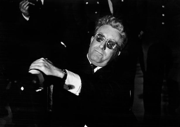 ストレンジラブ博士はオーストリア系アメリカ人スタッフの発音を参考にした(『博士の異常な愛情 または私は如何にして心配するのを止めて水爆を愛するようになったか』) [c]Everett Collection/AFLO