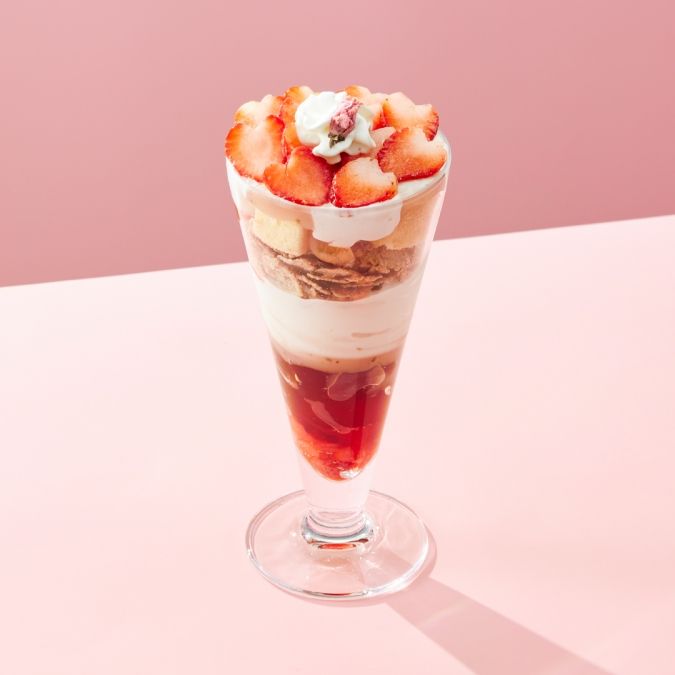 nana’s green tea 桜の苺ショートケーキパフェ