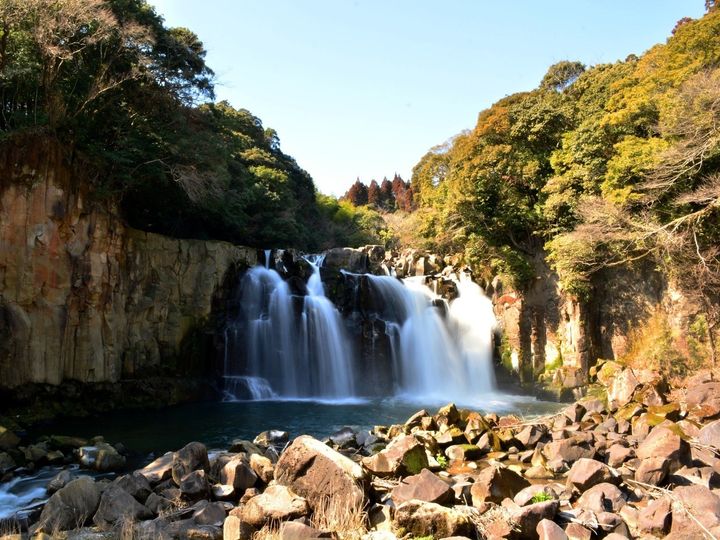 All About ニュース編集部は、全国10～60代の男女250人を対象に「滝」に関する独自のアンケート調査を実施。冬に行きたい「宮崎県の滝」で1位に選ばれたのは？