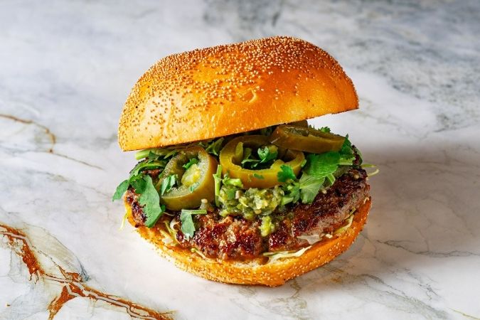 THE CRAFT Bar and Grill コリアンダーとハラペーニョのグリーンサルサ・バーガー