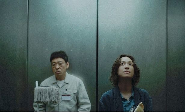 名前も性格も顔つきもまったく異なる人物として出現する、“災いそのもの”のような存在の謎の男(香川照之)