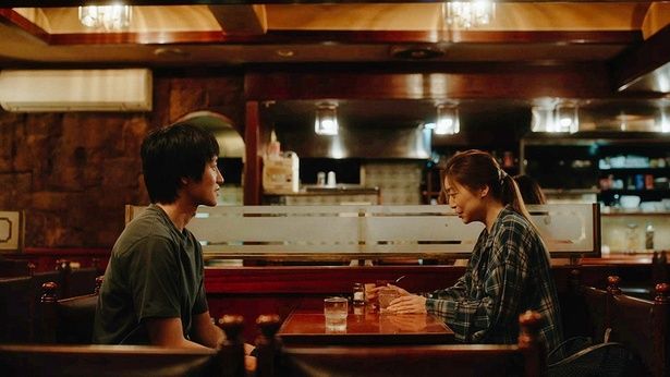 人付き合いが苦手なショッピングモールの清掃員・崎山(内田慈)は、同じショッピングモールで働く理容師の皆川(藤原季節)といい雰囲気になっていくが… [c]WOWOW