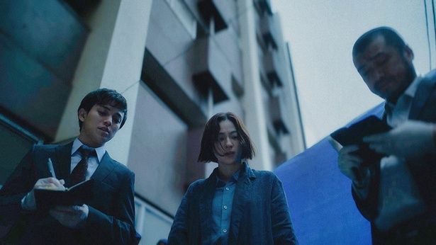 刑事の堂本(中村アン)は、各地で発見された死体のある共通点に気づき、謎を解明しようとする [c]WOWOW