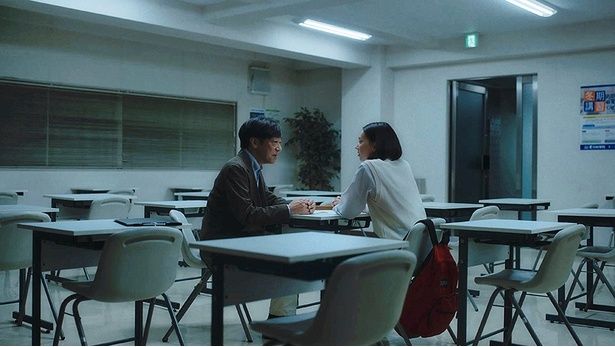 進路と家族関係に悩む高校生の祐里(中島セナ)は、学習塾で相談に乗ってくれる講師と出会うが… [c]WOWOW