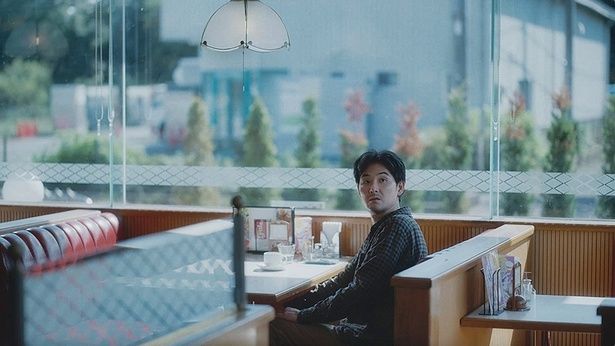 酒に溺れ飲酒運転で事故を起こし、妻と別居中の倉本(松田龍平)は禁酒を続けていたが… [c]WOWOW