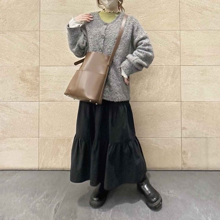 画像: カーディガンとのレイヤードコーデ