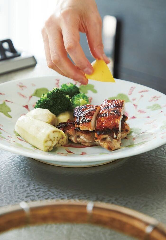 北京生まれの料理家の、「鶏の塩焼き」の作り方。家庭料理らしい美味しさに仕上がりますよ♪