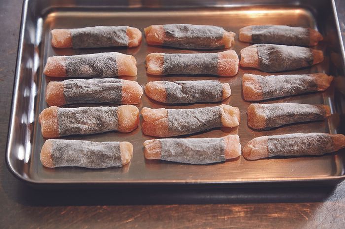 【笠原将弘さん】1枚150円の鶏むねで作る「鶏むね肉の海苔巻き揚げ」の作り方。つまんでパクパク、が止まりません！