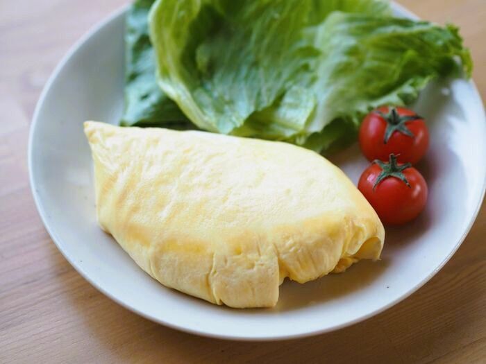 鍋にドボンと入れるだけで…！？『ポリ袋オムレツ』の作り方。ふわトロ食感にやみつきです♪