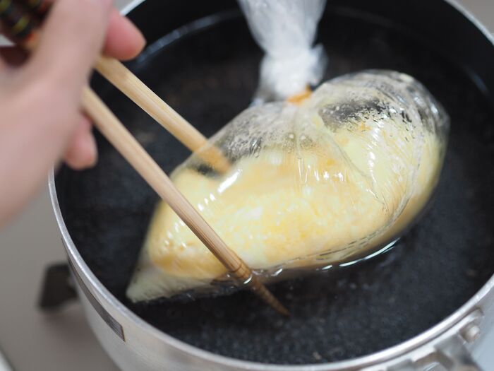 袋を回転させながら全体に火を通す