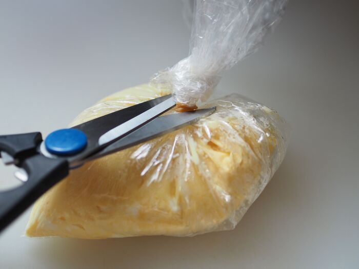 袋を切って皿に出し180度回転させる