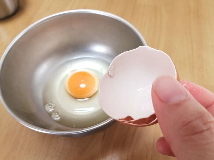 「卵の殻が入っちゃった！」→一発で取れます。覚えておいて損なしのちょいテク♡