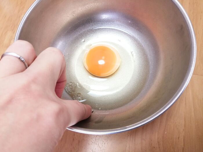 「卵の殻が入っちゃった！」→一発で取れます。覚えておいて損なしのちょいテク♡