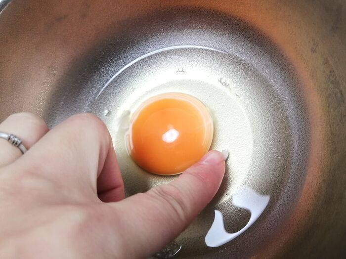 「卵の殻が入っちゃった！」→一発で取れます。覚えておいて損なしのちょいテク♡