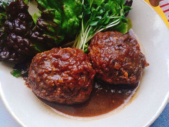 玉ねぎの旨味充分感じる。玉ねぎ煮込みハンバーグ