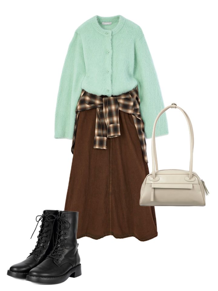 ミントカラーのシャギーニットにブラウンデニムスカートを合わせた冬コーデ。チェックシャツを腰巻きし、黒のレースアップブーツとアイボリーバッグで上品なカジュアル感を演出。