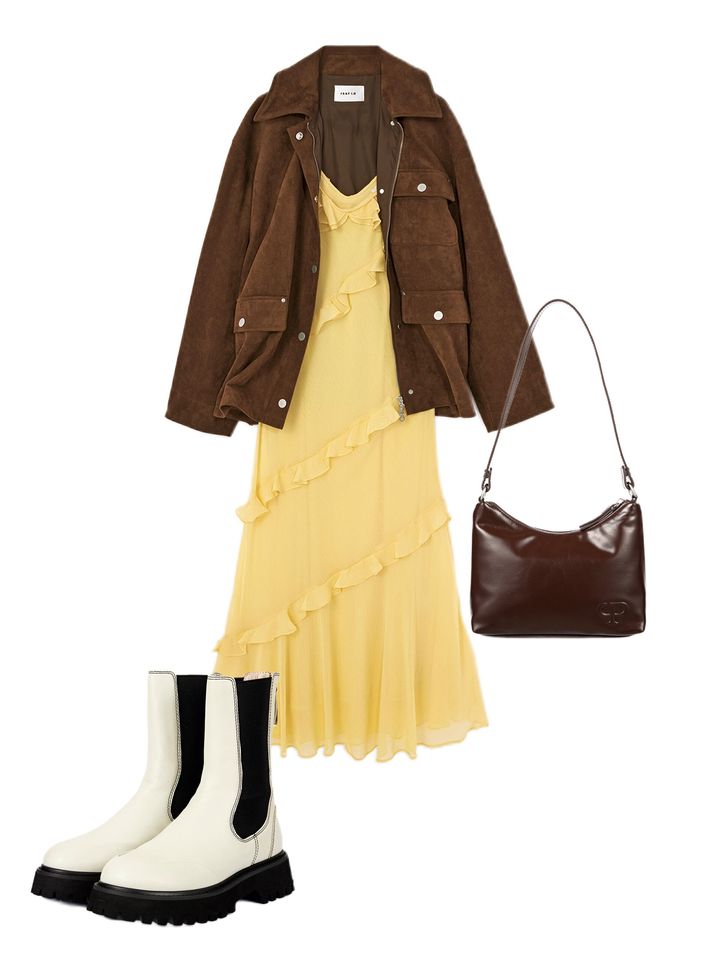 ブラウンのハンティングジャケットにメロウイエローのフリルドレスを合わせた冬コーデ。無骨なアウターとラグジュアリーなドレスのギャップに、ブラウンバッグと白ブーツで洗練感をプラス。