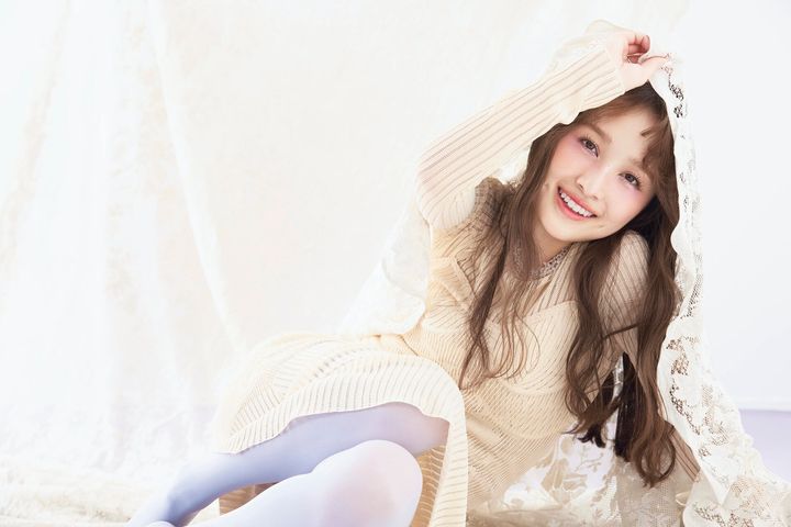 レースのドレスを纏う百田夏菜子さんの春らしいルック