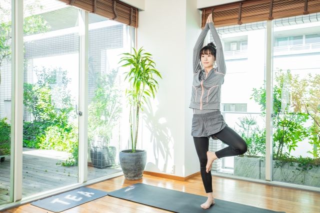 ヨガをする女性