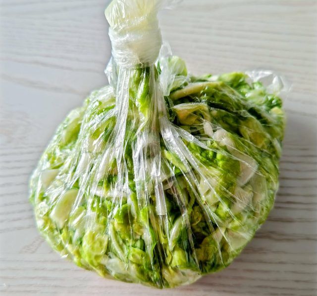 袋に入れた千切りキャベツ