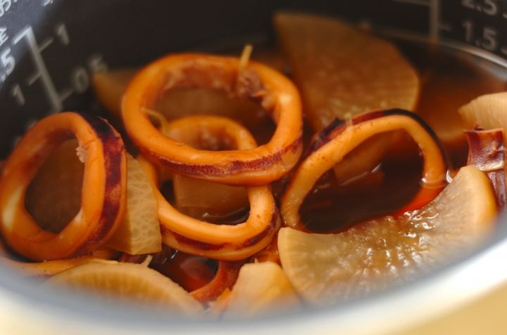 炊飯器任せ！味染み大根とイカの煮物 by 杉本 亜希子さんの作り方1