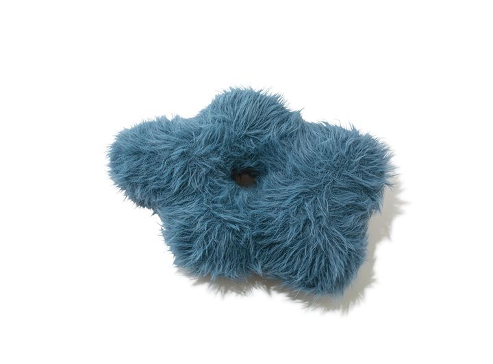 ④ アートピースのような存在感を放つクッション