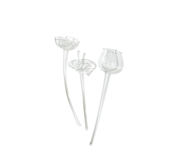 ② ガラスで丁寧に作られた、枯れることのない花