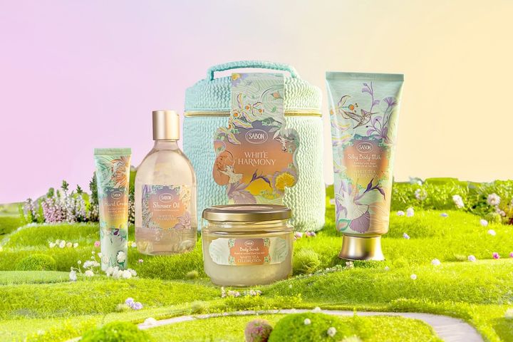 ボディケアギフト ホワイトティー・セレブレーション ￥14,300（2月25日から髙島屋横浜店ポップアップショップ先行、3月5日より全国限定発売）） ※セット内容／シャワーオイル ホワイトティー・セレブレーション 300ml、ボディスクラブ ホワイトティー・セレブレーション 320g、シルキーボディミルク ホワイトティー・セレブレーション 200ml、ハンドクリーム ホワイトティー・セレブレーション 30ml、ゴールドスプーン、バニティバッグ