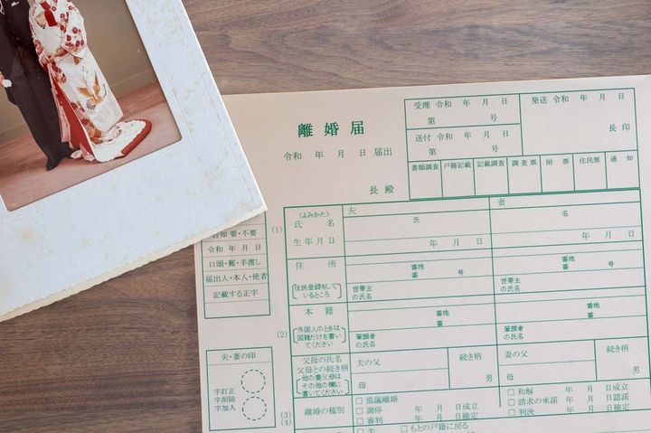 離婚書類と結婚式の写真