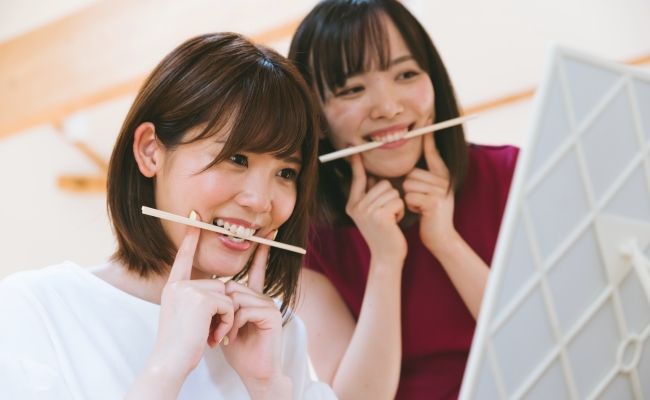 割り箸で表情筋のトレーニングイメージ