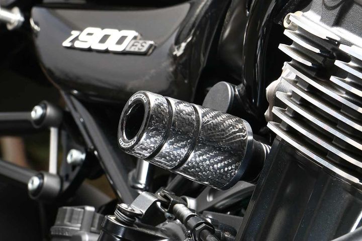 【ガードスライダー KAWASAKIZ 900RS/CAFE】標準シルバー：1万4300円 耐熱オールブラック仕様：2万6400円 カーボンコンポジット仕様：3万7400円