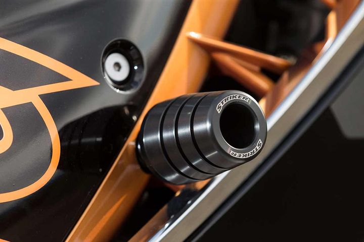 【ガードスライダー SUZUKI Hayabusa（ ’22～）】標準シルバー ： 1万4300円 耐熱オールブラック仕様 ： 2万6400円 カーボンコンポジット仕様 ： 3万7400円