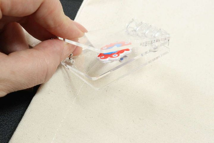 バインダーアルバムキーホルダー めくれない