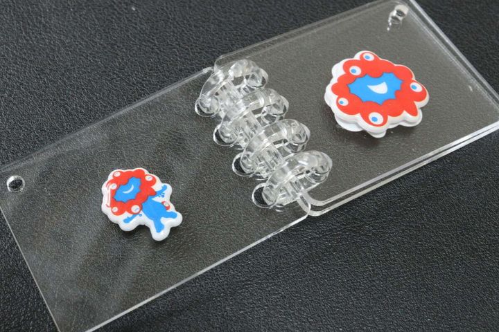 バインダーアルバムキーホルダー シール貼り付け