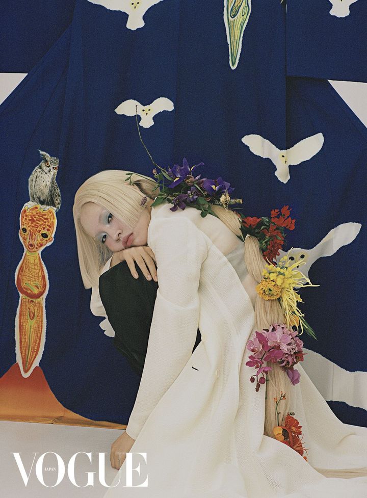 開かれる伝統、生まれる未来 ちゃんみなの後ろで大きな存在感を放つのは、470年以上にわたり、技の粋を集めて多様な染織品を生み出してきた千總と、現代美術家・加藤泉がコラボレートしたアートワーク。この着物は、完成形だけでなく、制作過程そのものが作品だ。加藤が筆を取り描いたモチーフに、友禅染めや絞り染め、刺繍といった千總の技が重なる。さらに加藤の代表的な人型のモチーフの上に、千總の職人の手によって、写実的なミミズクが染められた。それぞれ異なる手の痕跡が、一着の中で重なり合う。着物という定型は崩さず、その内側で対話を重ねながら更新していく─伝統とは、つくりつづけるもの。その思いが、確かな強度となって着物に滲む。そして、新しさも伝統も超えて進む、ちゃんみなの気高さに、そっと寄り添う。<br /> ドレス ￥661,100 トップ ￥193,600 パンツ￥389,400／すべてRALPH LAUREN COLLECTION（ラルフ ローレン）