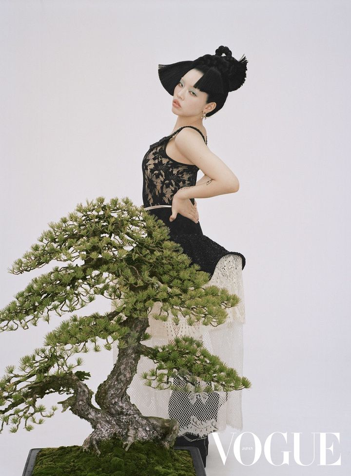 【WEB限定カット】ドレス ￥308,000（参考価格） ピアス ￥19,800 ベルト ￥31,900 ブーツ ￥121,000（参考価格）／すべてTOGA（トーガ 青山店）