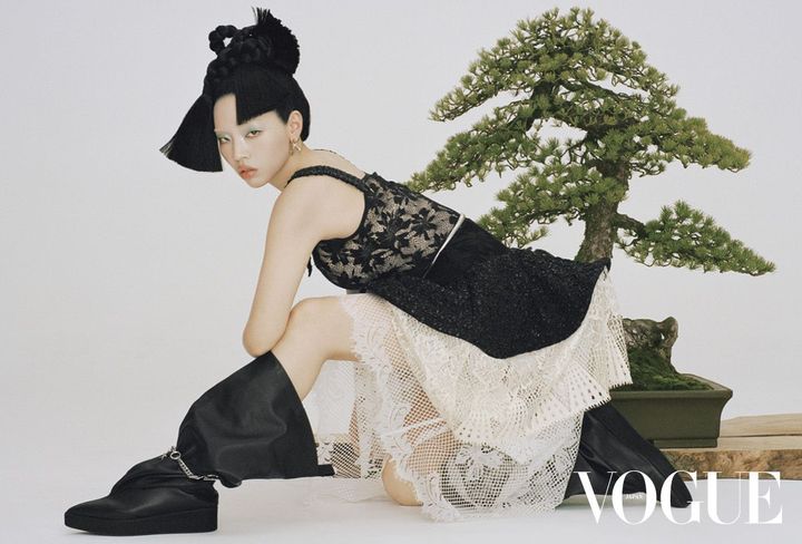 呼応する端正な構造美 日本が誇る伝統と革新、そしてその多彩な美しさを写し撮った本ストーリーでは、ちゃんみなと国内外で活躍するアーティストたちとのコラボレーションが実現した。「盆栽は五葉松に始まり、五葉松に終わる」と言われるほど代表的な存在である五葉松。“御用を待つ”とかけ、縁起物としても知られている。幼少期から盆栽に親しみ、海外で本質とずれた扱われ方を目にしたことをきっかけに、30歳で日本に戻り、会社を立ち上げた盆栽プロデューサーの小島鉄平。4月には京都・祇園に新店舗がオープン予定だ。「盆栽を見れば、前の持ち主がどう作り上げたかったのかが見える。僕らはそれを“置き手紙”と呼んでいます。その思いを受け取って、引き継ぐこともあれば、変えることもある。伝統とは革新の連続。歴史の中に組み込まれた本質的なメッセージを紐解きながら、新たな伝統をつくっていきたいです」。力強くも繊細に、静かに佇む樹齢約200年の五葉松が、既存の感性を打破して輝くちゃんみなの精神と、優しく共鳴する。<br /> ドレス ￥308,000（参考価格） ピアス ￥19,800 ベルト ￥31,900 ブーツ ￥121,000（参考価格）／すべてTOGA（トーガ 青山店）