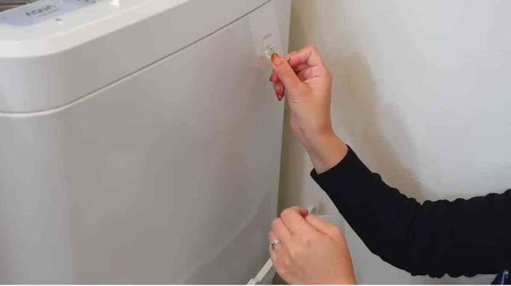 セリアの貼って剥がせるフィルムフック