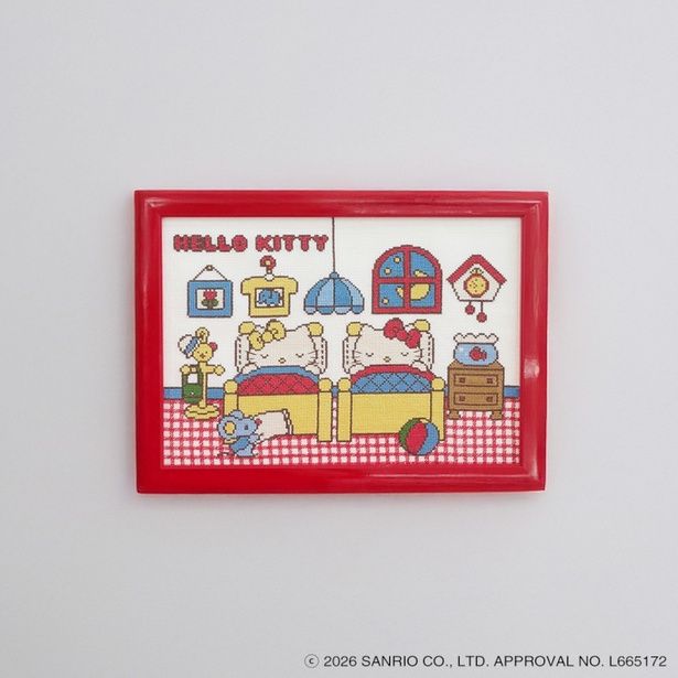 ハローキティと双子の妹ミミィが仲良く並んで眠る、心温まるデザイン © 2026 SANRIO CO., LTD. APPROVAL NO. L665172