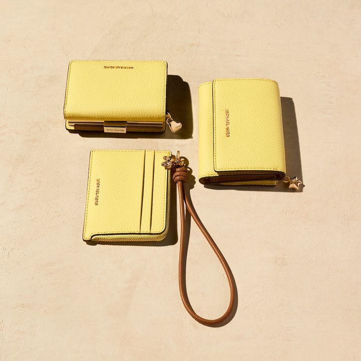 〈左上〉JET SET コインウォレット ミディアム ￥30,800 〈右〉BRYANT トライフォールド ウォレット ミディアム ￥27,500 〈左下〉JET SET カードケース リストレット スモール ￥17,600