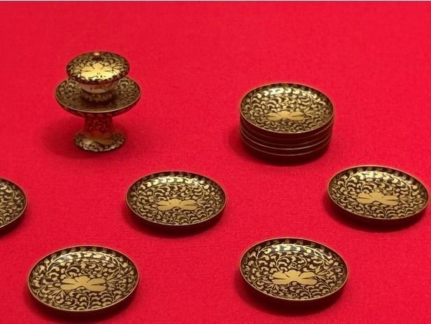 手の爪ほどのサイズの茶碗・茶台