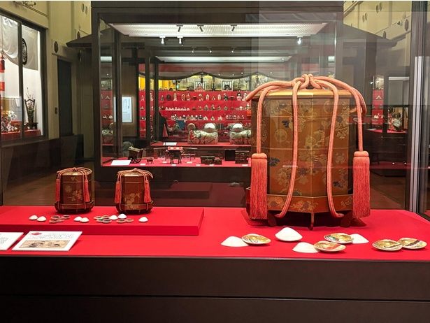 菊折枝蒔絵の雛道具と婚礼調度から、貝桶と合貝をピックアップして並べて展示