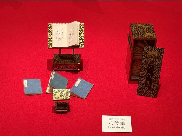 「古今集」から「新古今集」まで8つの勅撰和歌集をミニチュアに。ミニチュアの書箱に納められている