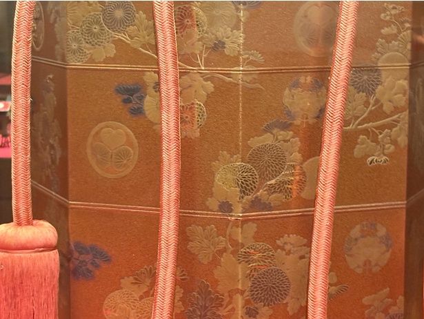 婚礼調度の貝桶のアップ。写真左中央に葵紋、右下に抱牡丹紋が確認できる