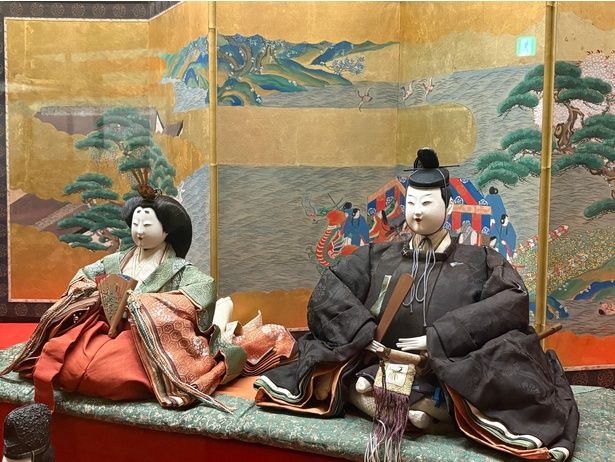 雄雛は束帯(そくたい)、雌雛は十二単(じゅうにひとえ)。最も格式の高い礼装だ