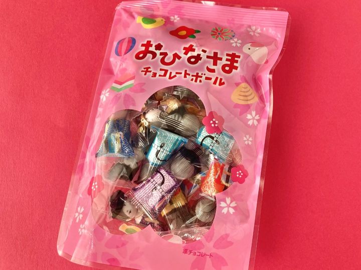 ポリポリした食感がクセになる！？【カルディ】「ニューエスト おひなさまチョコレートボール」