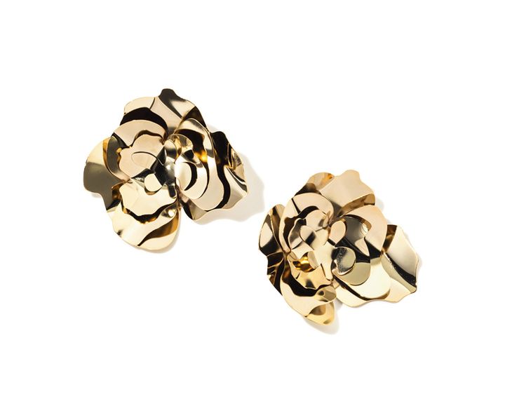 緻密なデザインと優れた品質で知られるイタリア発の『LIVIANA CONTI』。花の形をした大ぶりのピアス。